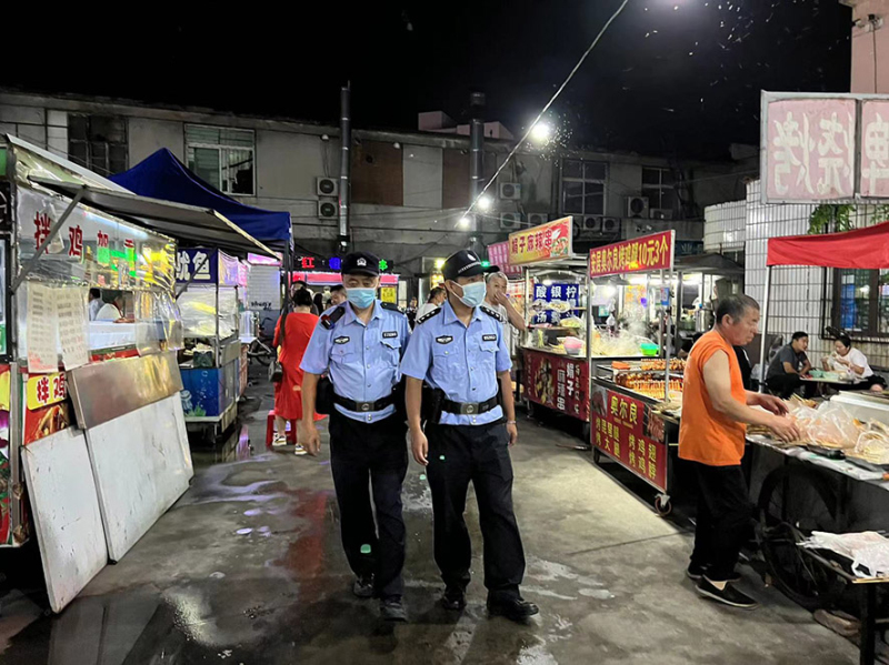 7锦州市局凌河分局民警在小吃街进行巡查