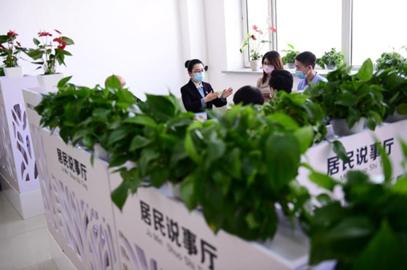 “说事点”工作人员为百姓调解纠纷。