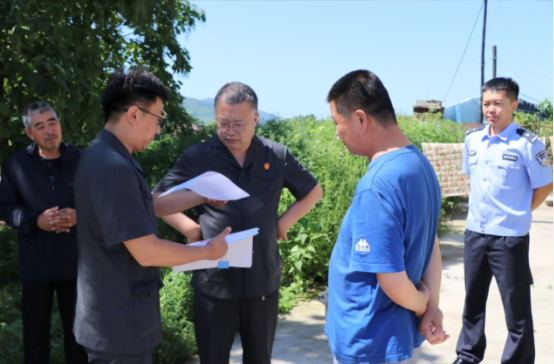 凤城法院法官现场执行。