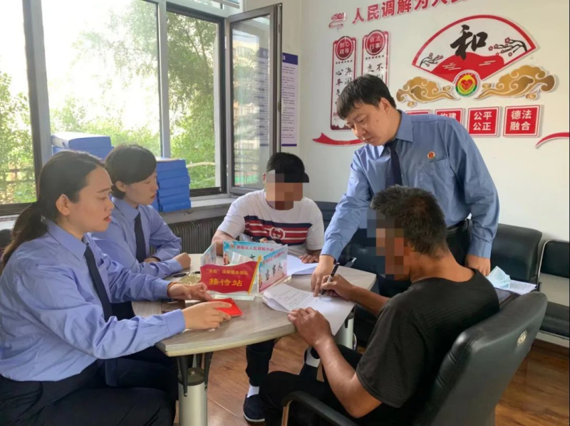 新邱区检察院检察官在“彪哥”调解室调解案件