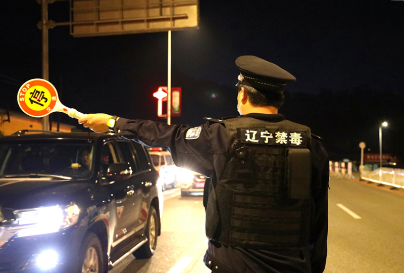 禁毒民警指挥过往车辆停车检查2