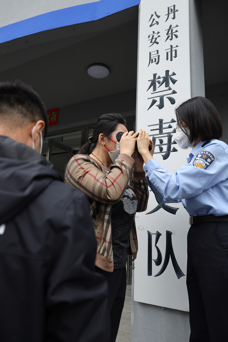 禁毒民警教记者使用虹膜检测仪3