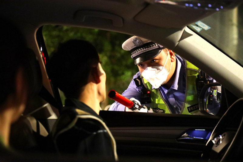 交警严查酒驾