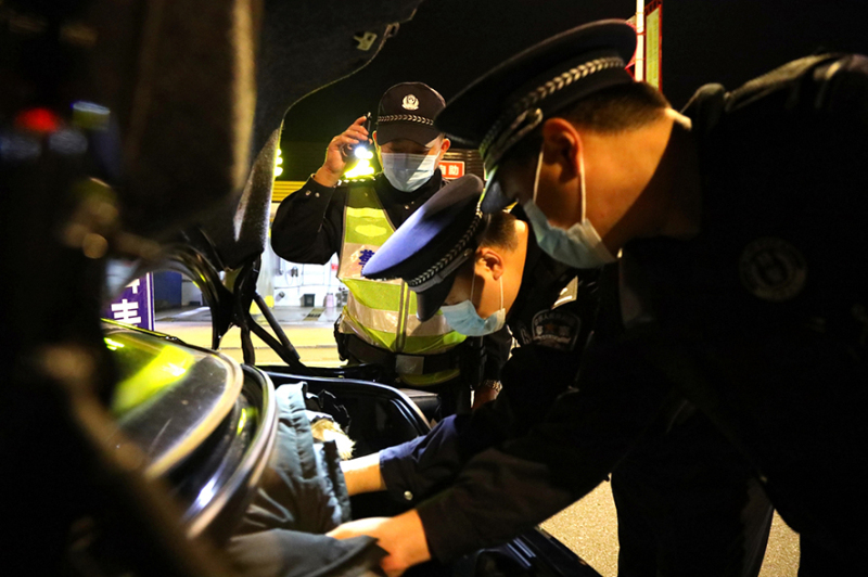 禁毒民警检查过往车辆后备箱3