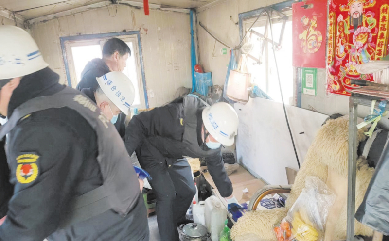 2022年2月9日，盘锦市城管执法人员协助违建房主清理室内物品。