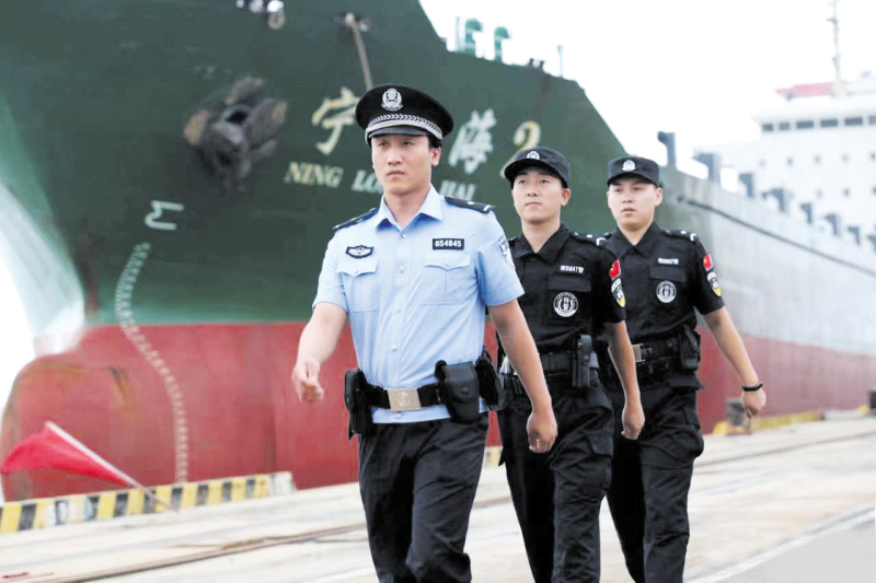 公安民警在锦州港区开展治安巡逻