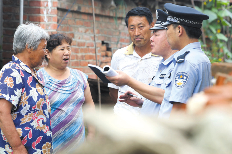 民警在化解矛盾纠纷