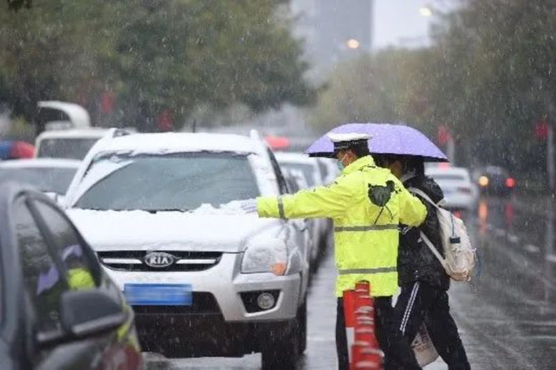 新民交警护送学生入校。