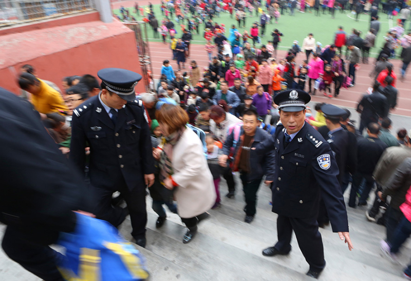 本溪市公安局明山公安分局结合流动警务设立护学岗。
