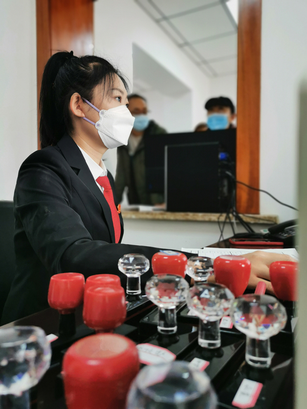 技术科的干警正在紧张的工作中。