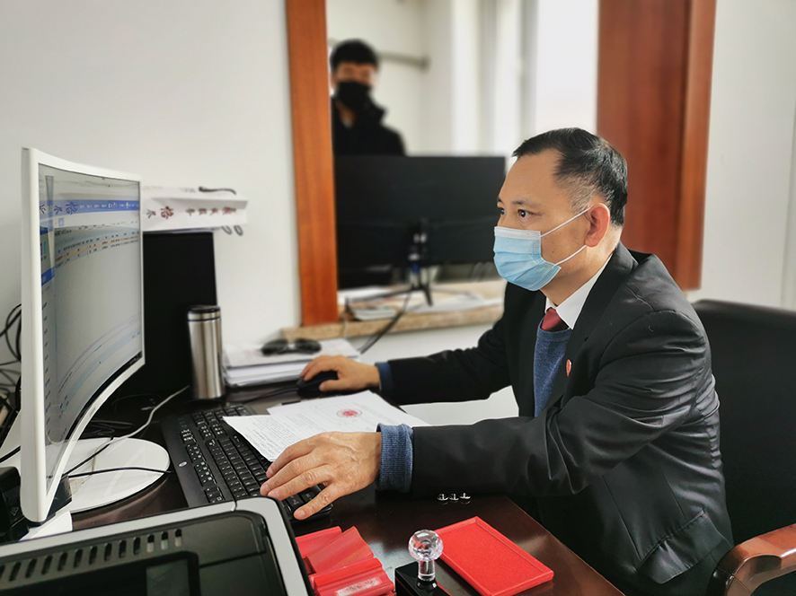 技术科的干警正在紧张的工作中。2