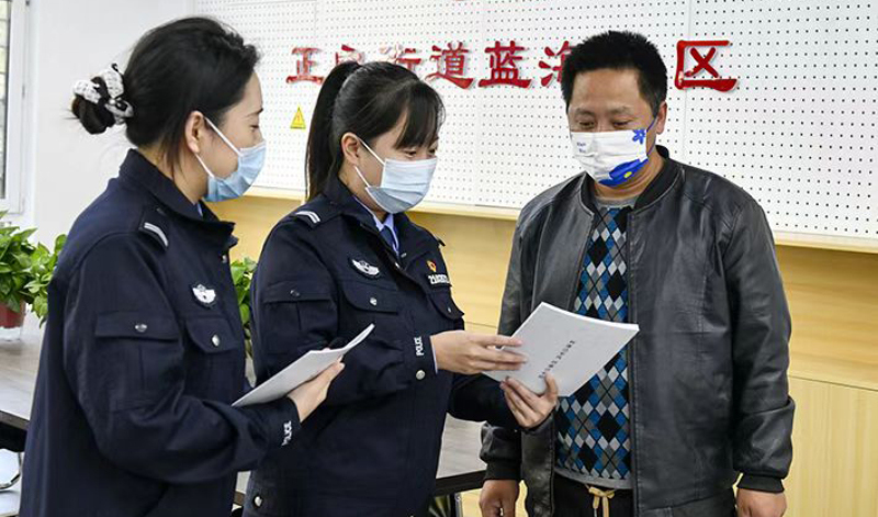 沈阳二监党员进社区开展普法活动。