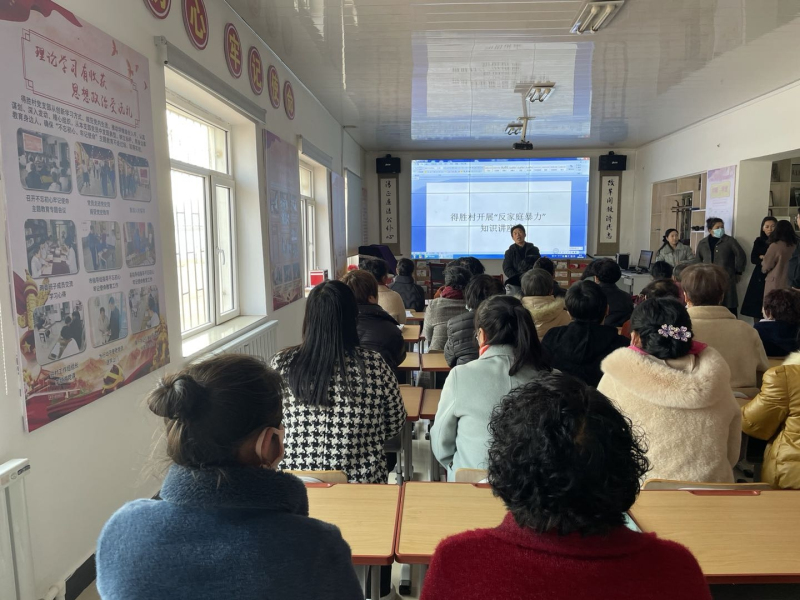 2021年3月8日，陆万长在得胜街道得胜村为村民开展法律宣传讲座。