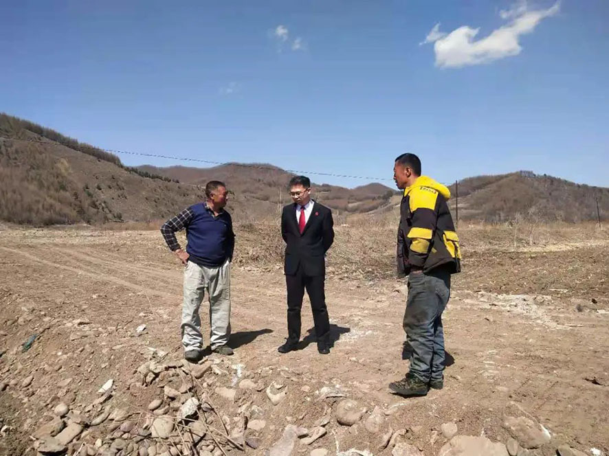 法官到田间地头开展调解。