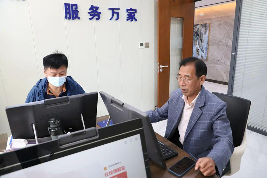 配文1：龙城区法院特邀调解员研究矛盾纠纷化解对策。
