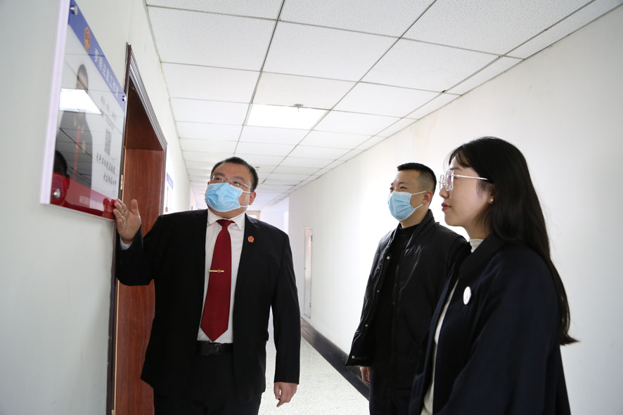 杨家堡人民法庭庭长李博为群众和律师代表讲解法官工作室
