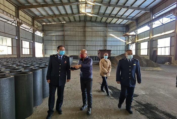 抚顺清原——1124清原满族自治县税务局赵冬（左一）、孙鹏（右一）深入企业宣传税收政策