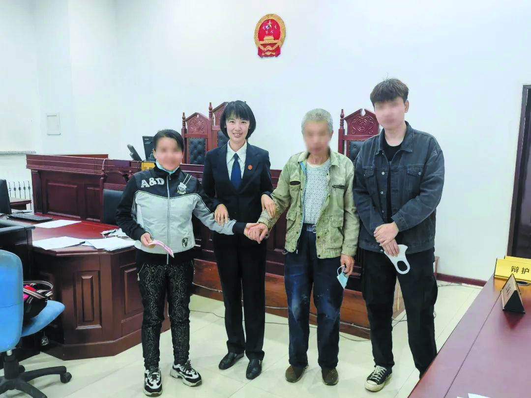 （浑南）蔡娇法官成功调解后，双方当事人当场握手言和