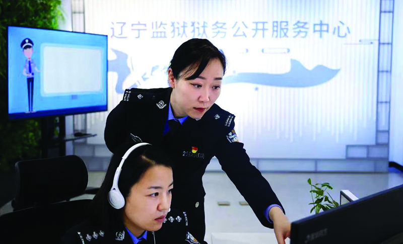 狱务服务中心负责人徐晓明指导工作人员完善督办材料。