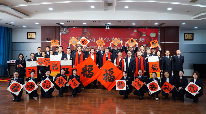 9——辽阳——图片新闻2023年1月11日，国家税务总局辽阳市税务局联合辽阳市工商银行举办“税银互动，迎春送福”活动，一张张吉祥喜庆的福字，一幅幅寓意砥砺奋进的春联，让税务干部提前感受到浓浓的年味