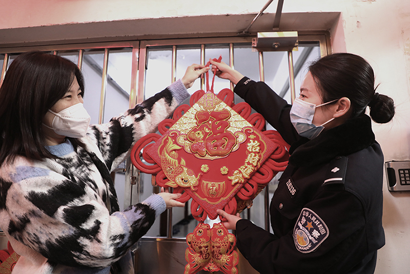 记者与民警一起挂福字