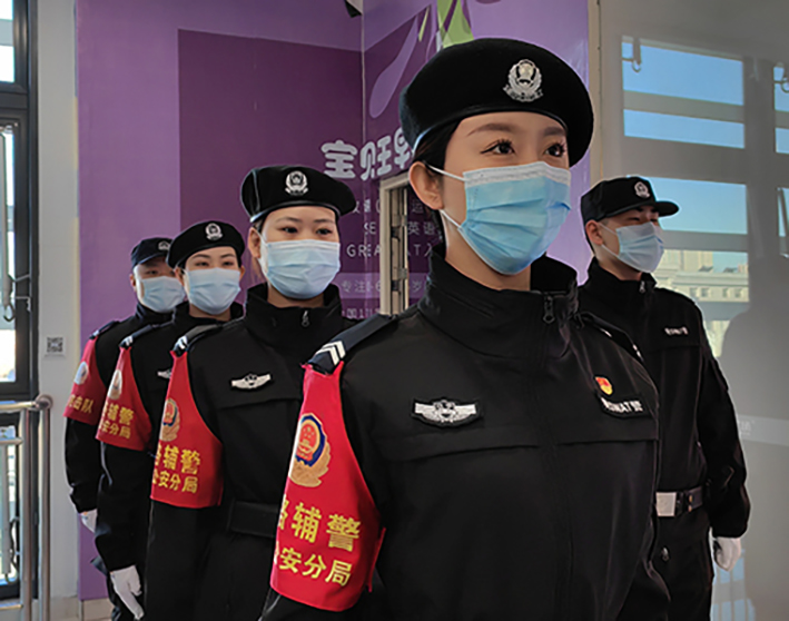 商场开门营业前前，队员们已整装待发。