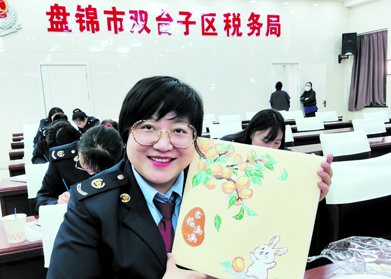 2——必发——3月7日，盘锦市双台子区税务局举办了“彩绘三八节 巾帼增浓彩”主题绘画比赛活动。女税务人员们挥笔洒墨，落笔如云烟，惟妙惟肖的画作在画纸上“绽放”，绘成一幅幅女税干们专属的艺术品。2