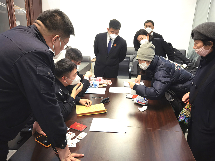 职工在鞍山中院执行局立山分局领取欠薪。