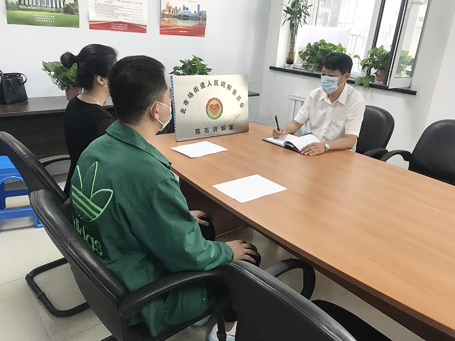 调解员陈石（中）正在调解