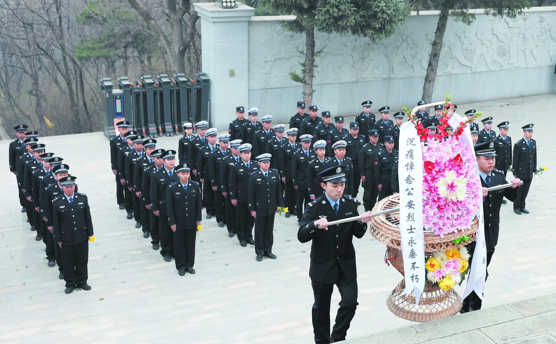 铁岭民警代表向公安英烈敬献花圈。