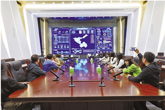 采访团参观绍兴市柯桥区行政执法指挥中心。