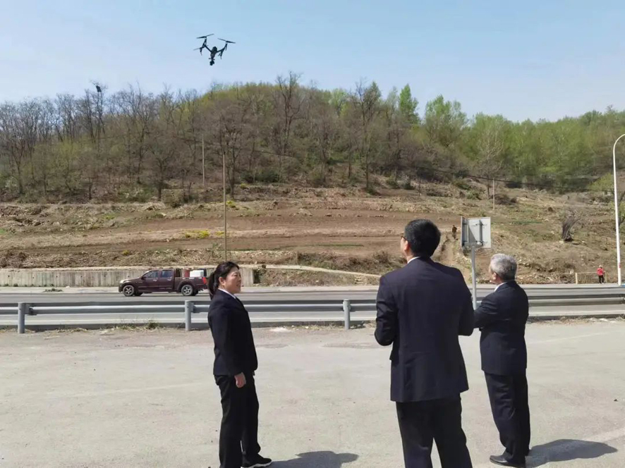检察官利用无人机调查河道污染情况