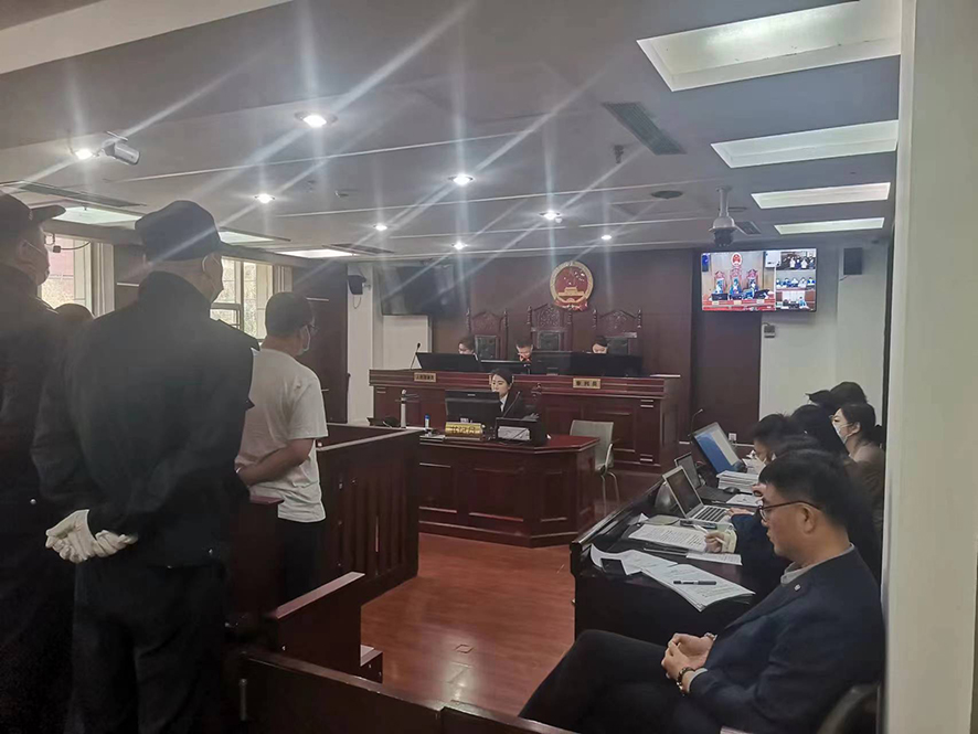 配文1：沈阳市大东区法院审理刑事案件现场。