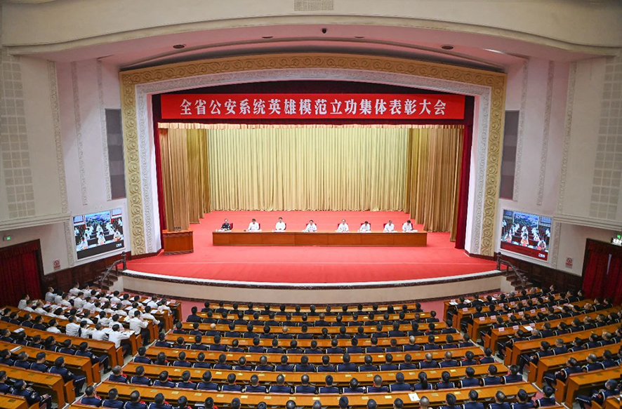 5月30日，全省公安系统英雄模范立功集体表彰大会在沈阳召开。