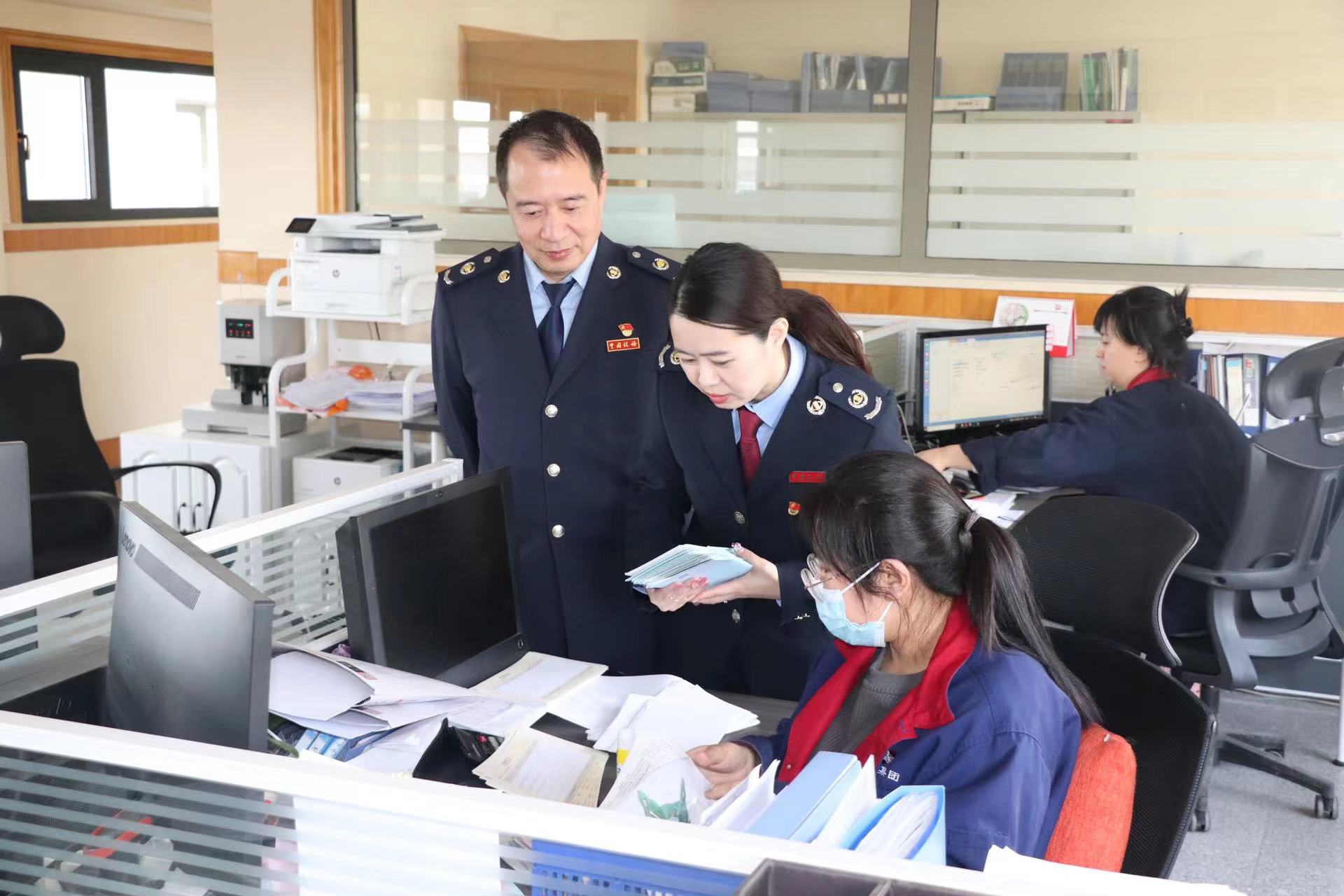 沈抚改革创新示范区税务局聚焦“清风行动”，走进某铝业股份有限公司讲解税收优惠政策，解答税收问题1