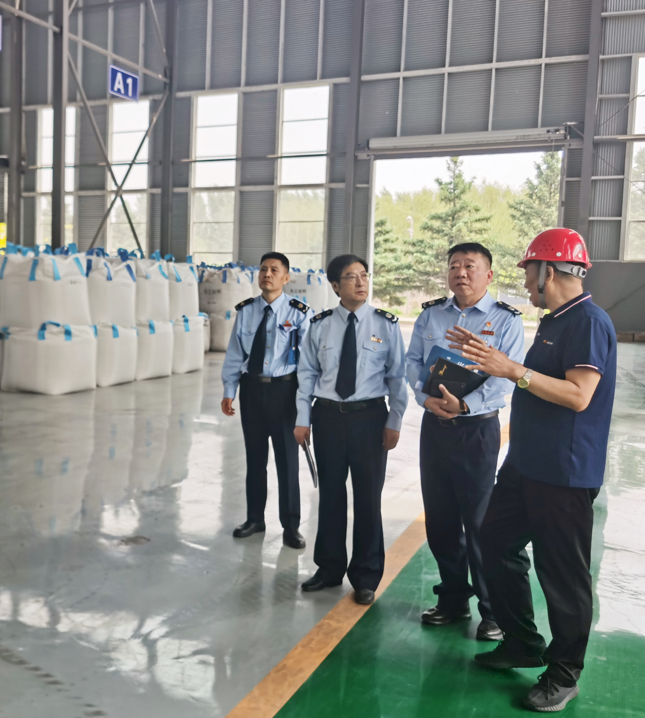 彰武县税务局党委成员带领专属服务团队下沉企业走访调研，解答企业长久以来的困惑