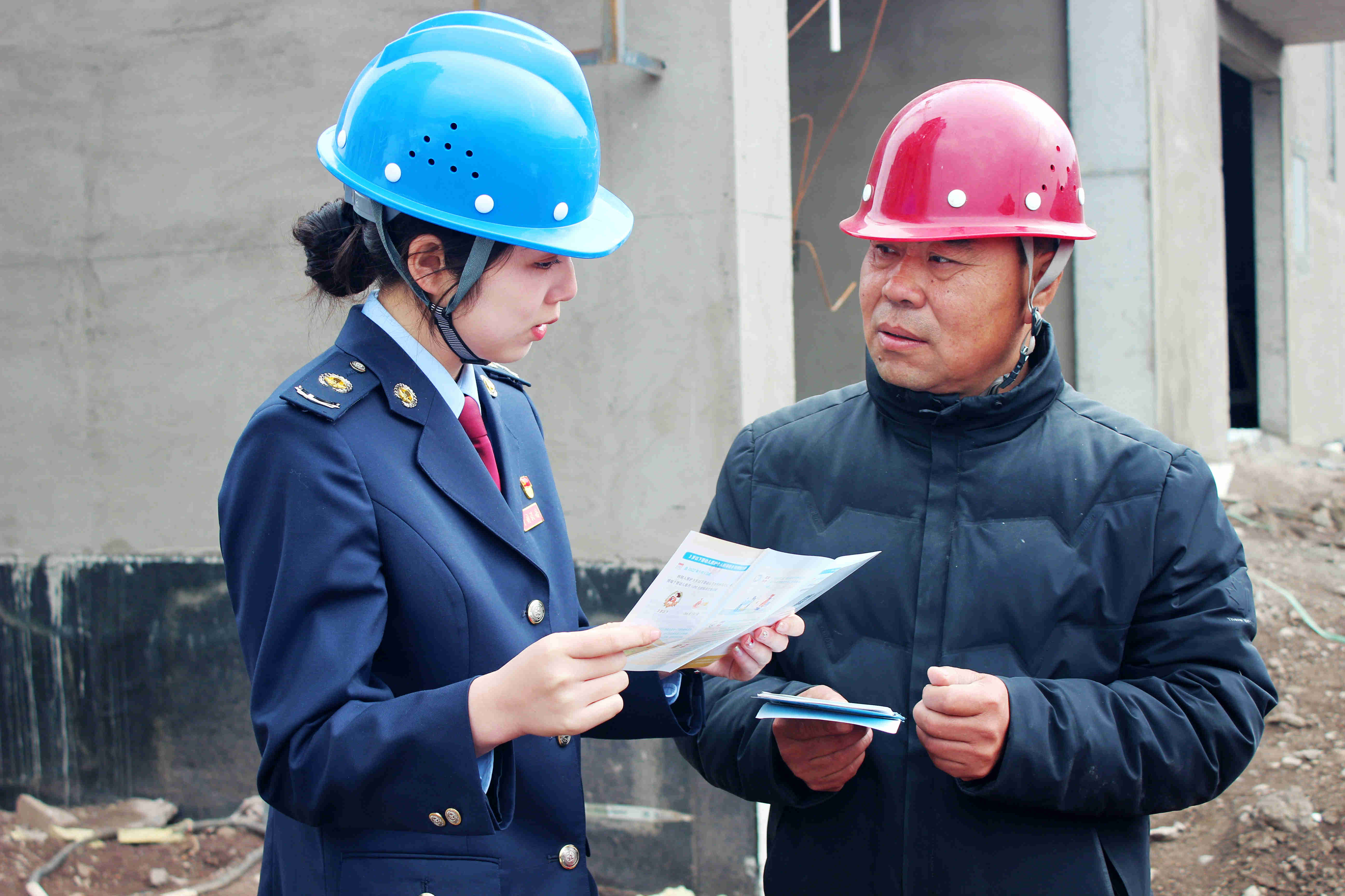 抚顺市税务局第一税务分局税法宣传小队走进工地施工现场宣讲个税汇算政策1