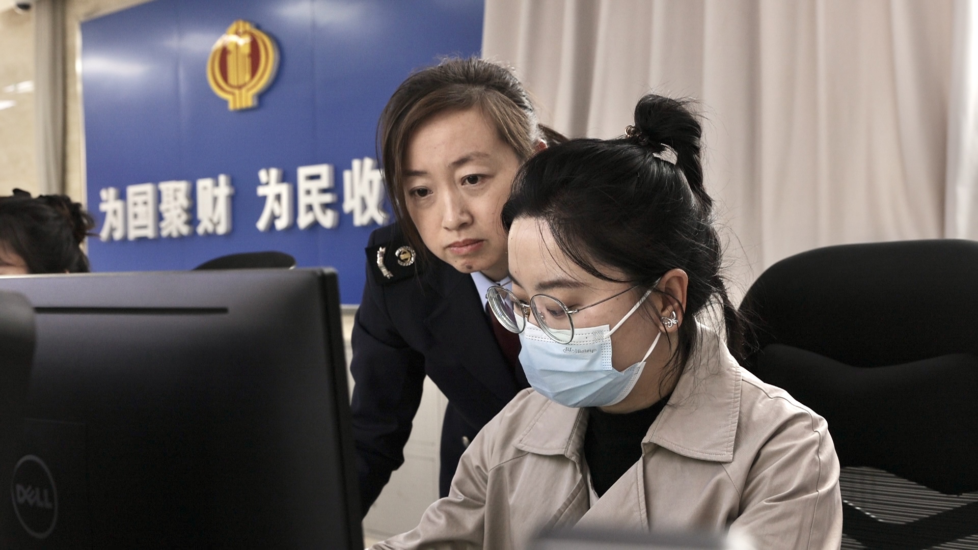 辽阳市太子河区税务局带领“税务谏言师”开展沉浸式办税体验