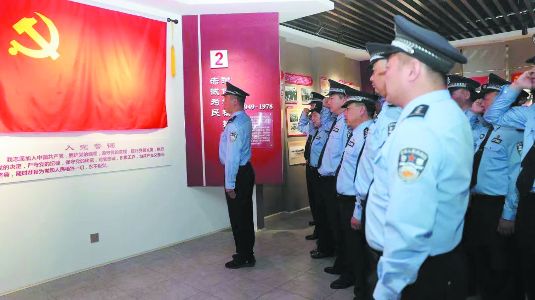 配辽阳监狱：走进红色教育基地重温入党誓词。
