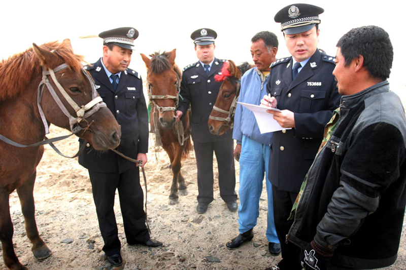 2009年10月，所长张展（右二）在出警现场。