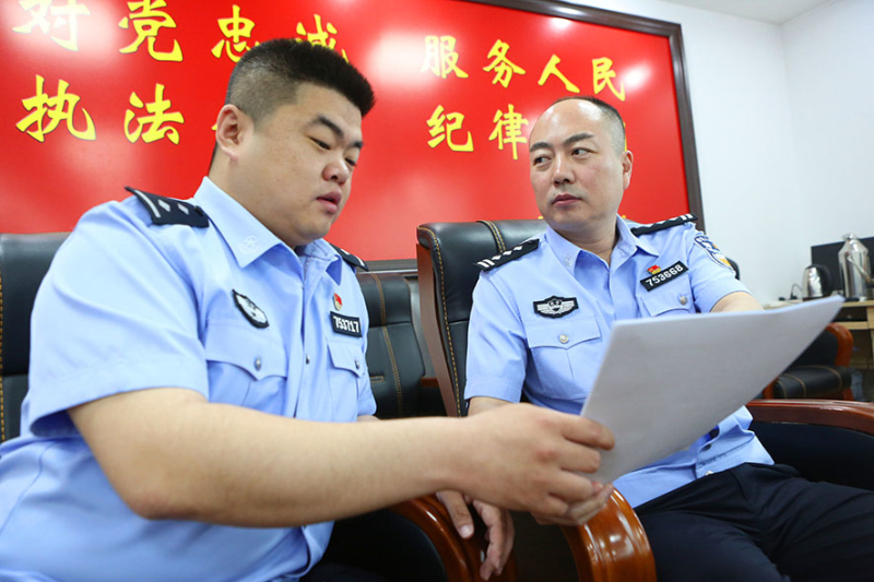 （必发）当年的阿尔乡派出所所长张展（右一），现已成为