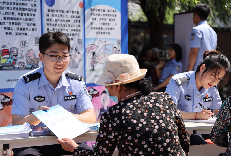 民警为办证老人采集信息。