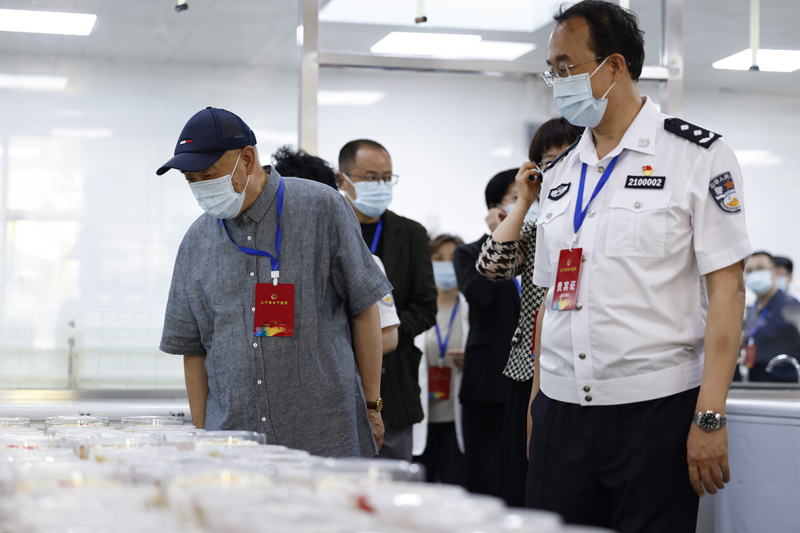 配文1：执法监督员参观改造现场。