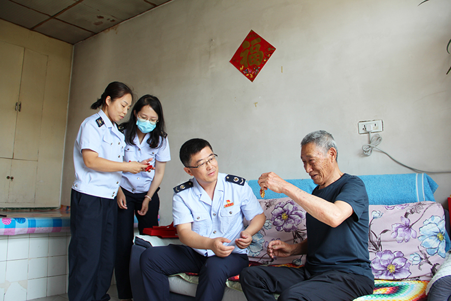 沈阳新民——0704组织开展颁发“光荣在党50年”纪念章活动1