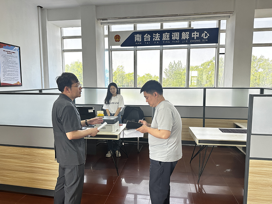 刘德育向记者介绍矛盾纠纷案件调解情况。