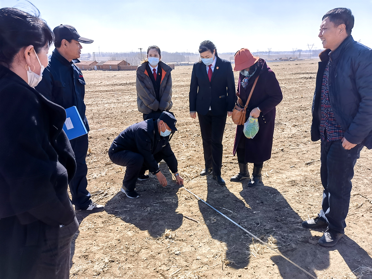 昌图县人民法院、八面城人民法庭到现场为村民测量土地