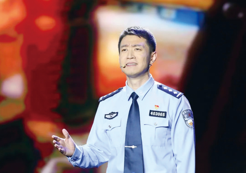 雷锋派出所民警曹睿在演讲。