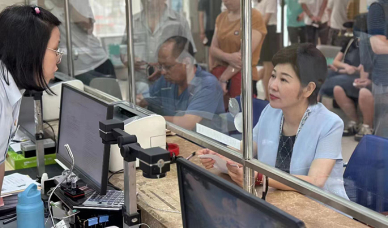 丹东市司法局党组书记、局长牛莉在公证窗口体验办证