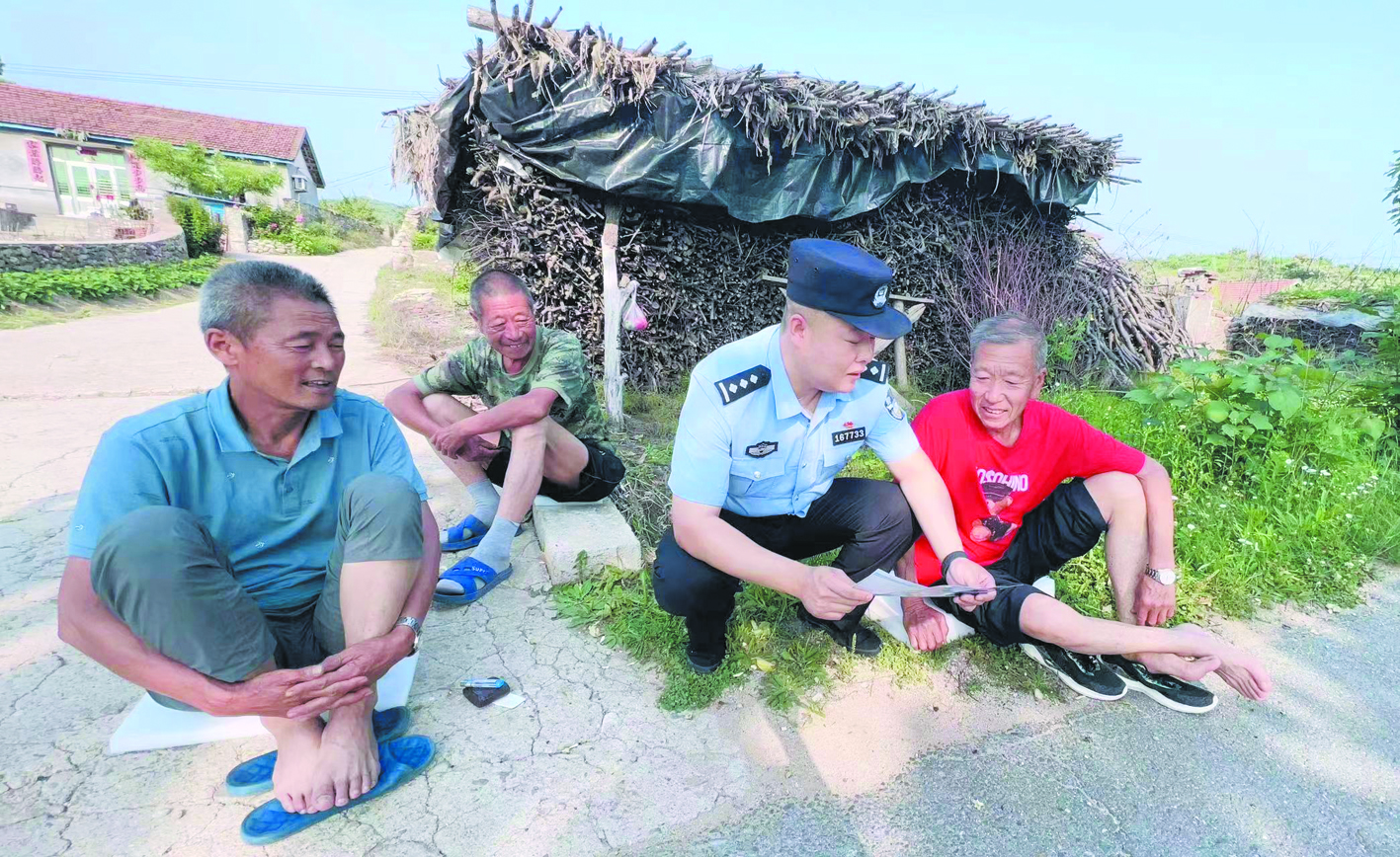 巡逻途中，夏岩走进农家院排查村里矛盾纠纷线索