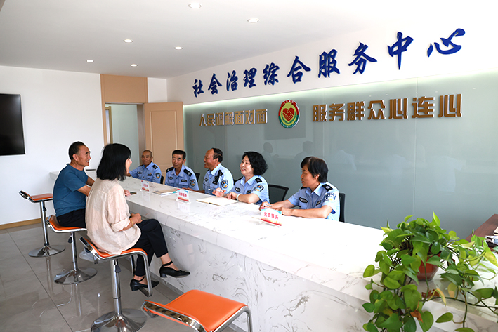 评理说事小分队调解百姓纠纷 孟浩 摄